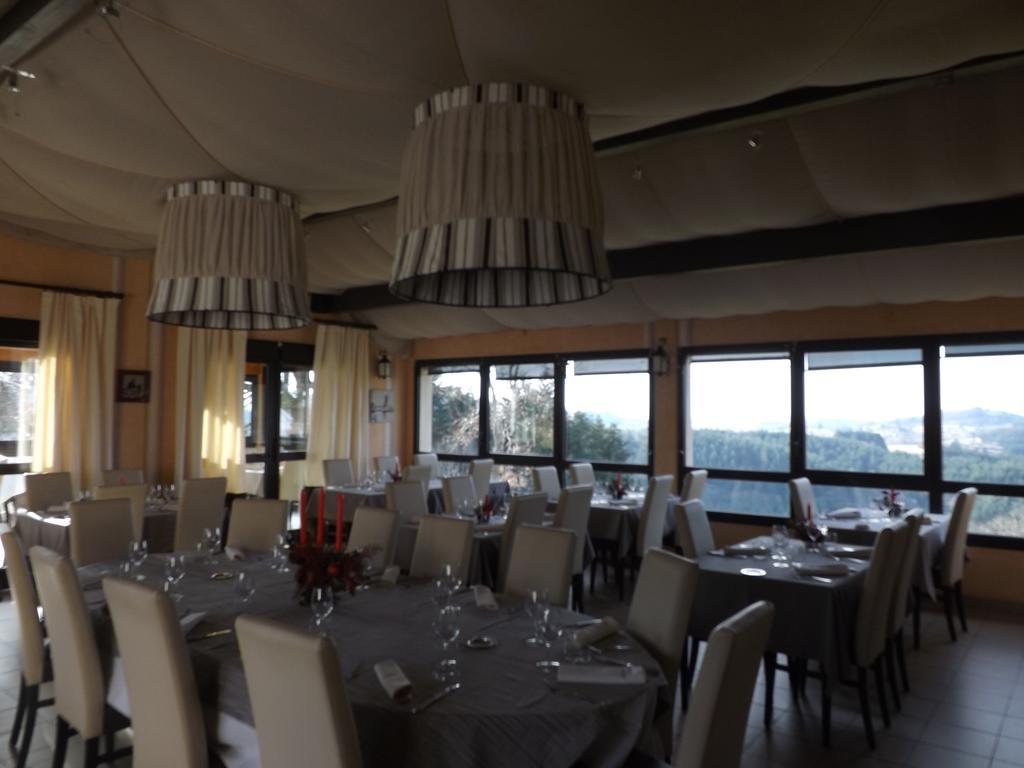 Logis Le Saint Cyr Hotel Montmelard ภายนอก รูปภาพ