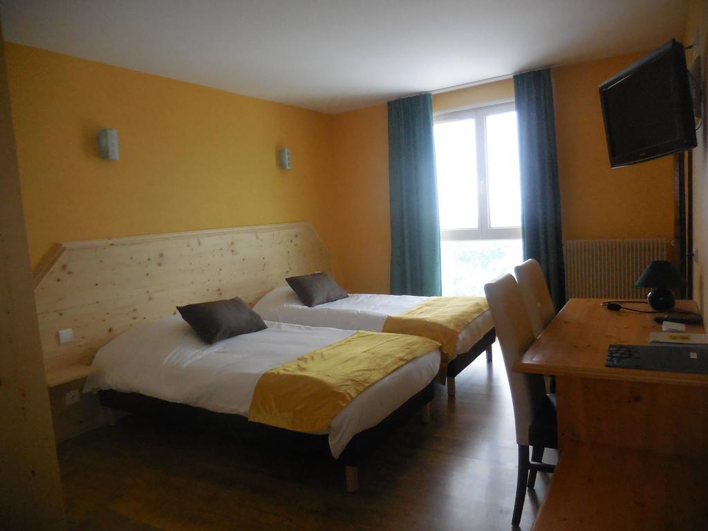 Logis Le Saint Cyr Hotel Montmelard ภายนอก รูปภาพ