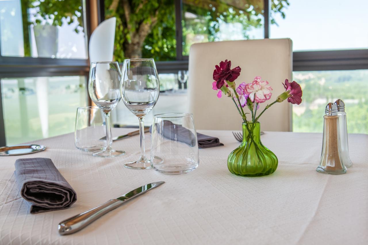 Logis Le Saint Cyr Hotel Montmelard ภายนอก รูปภาพ