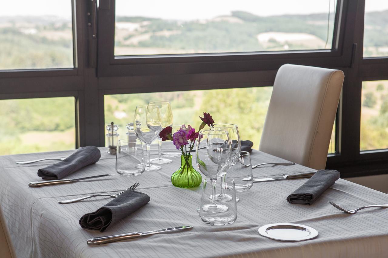 Logis Le Saint Cyr Hotel Montmelard ภายนอก รูปภาพ
