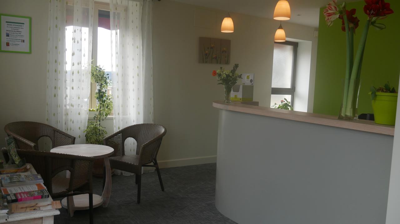 Logis Le Saint Cyr Hotel Montmelard ภายนอก รูปภาพ