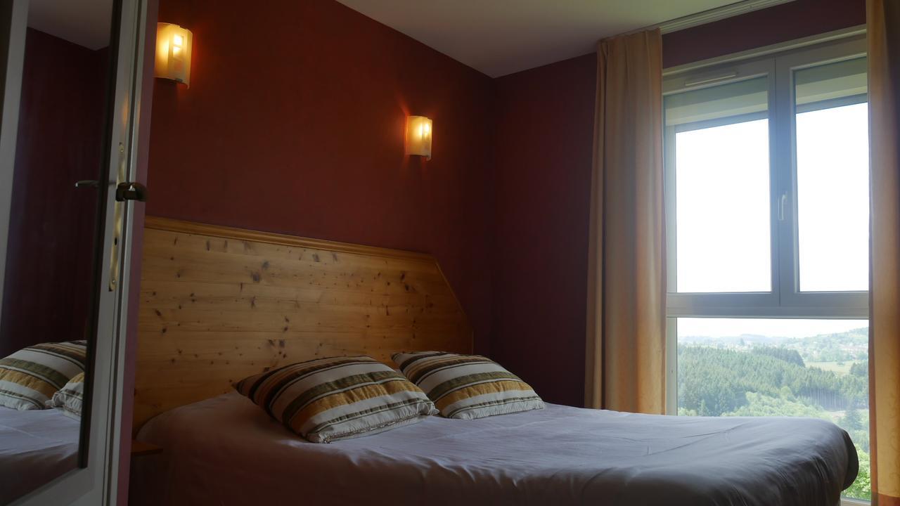 Logis Le Saint Cyr Hotel Montmelard ภายนอก รูปภาพ