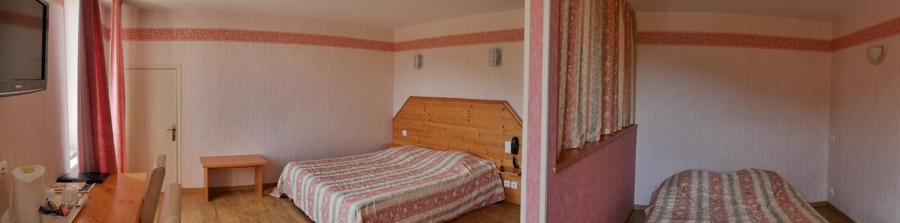 Logis Le Saint Cyr Hotel Montmelard ภายนอก รูปภาพ