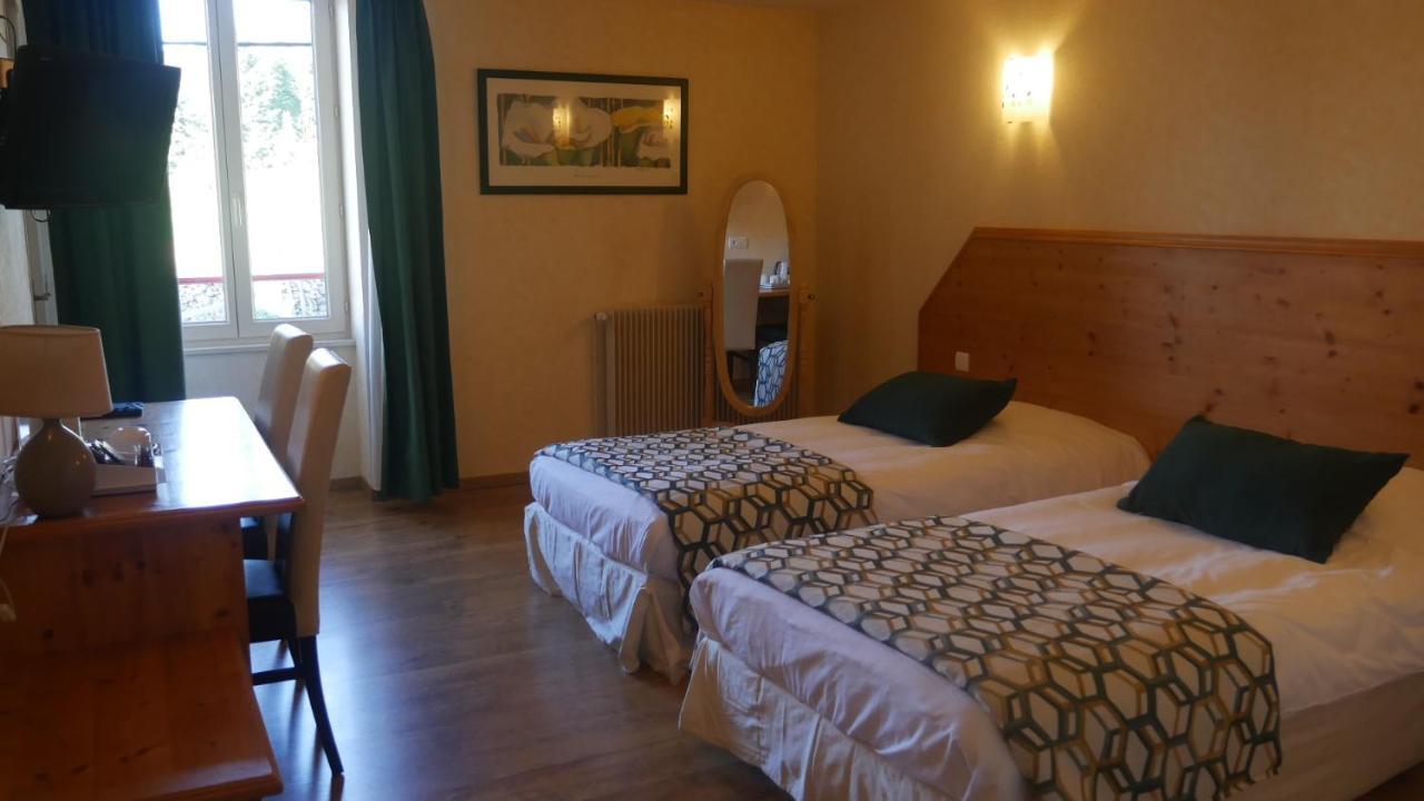 Logis Le Saint Cyr Hotel Montmelard ภายนอก รูปภาพ