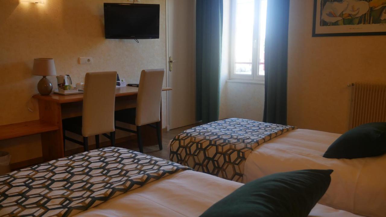 Logis Le Saint Cyr Hotel Montmelard ภายนอก รูปภาพ