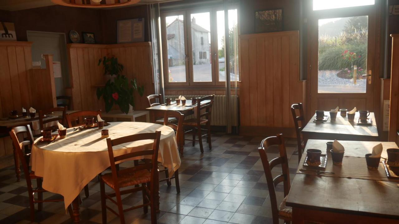 Logis Le Saint Cyr Hotel Montmelard ภายนอก รูปภาพ