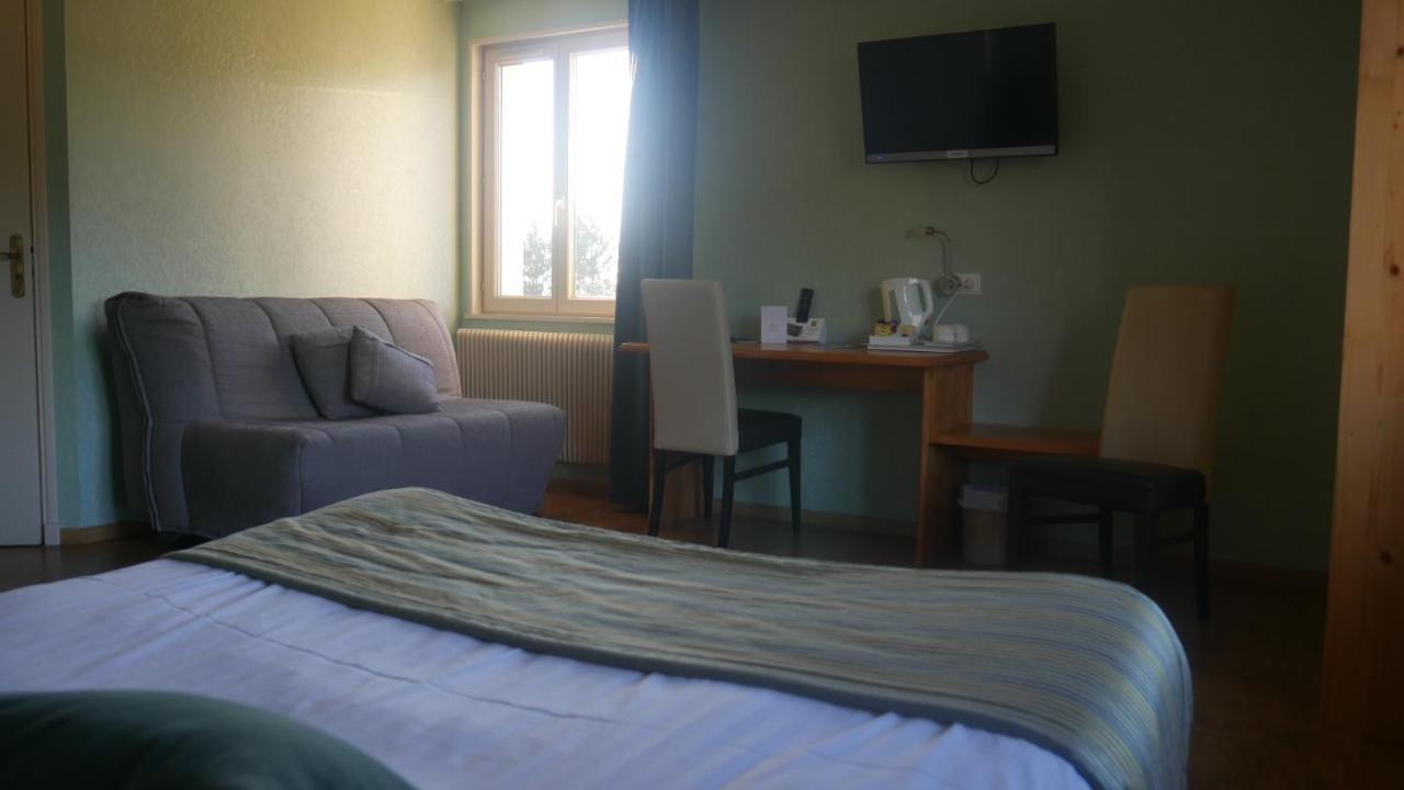 Logis Le Saint Cyr Hotel Montmelard ภายนอก รูปภาพ