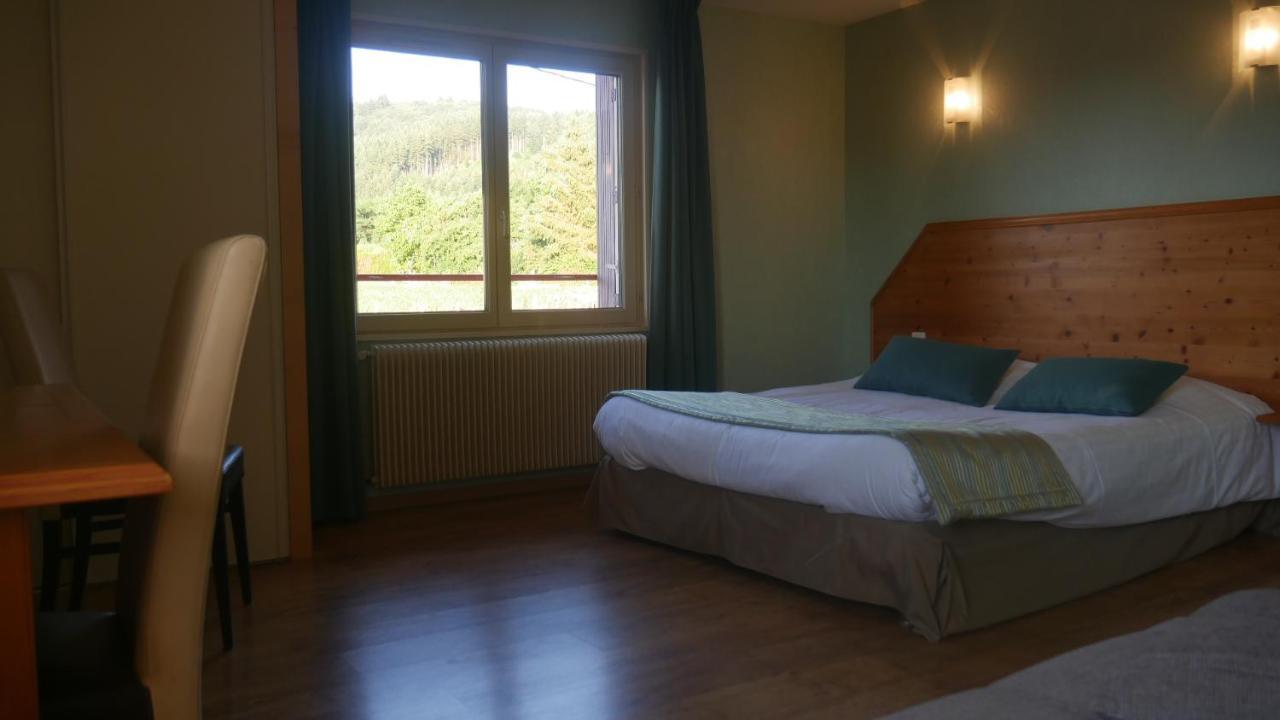 Logis Le Saint Cyr Hotel Montmelard ภายนอก รูปภาพ